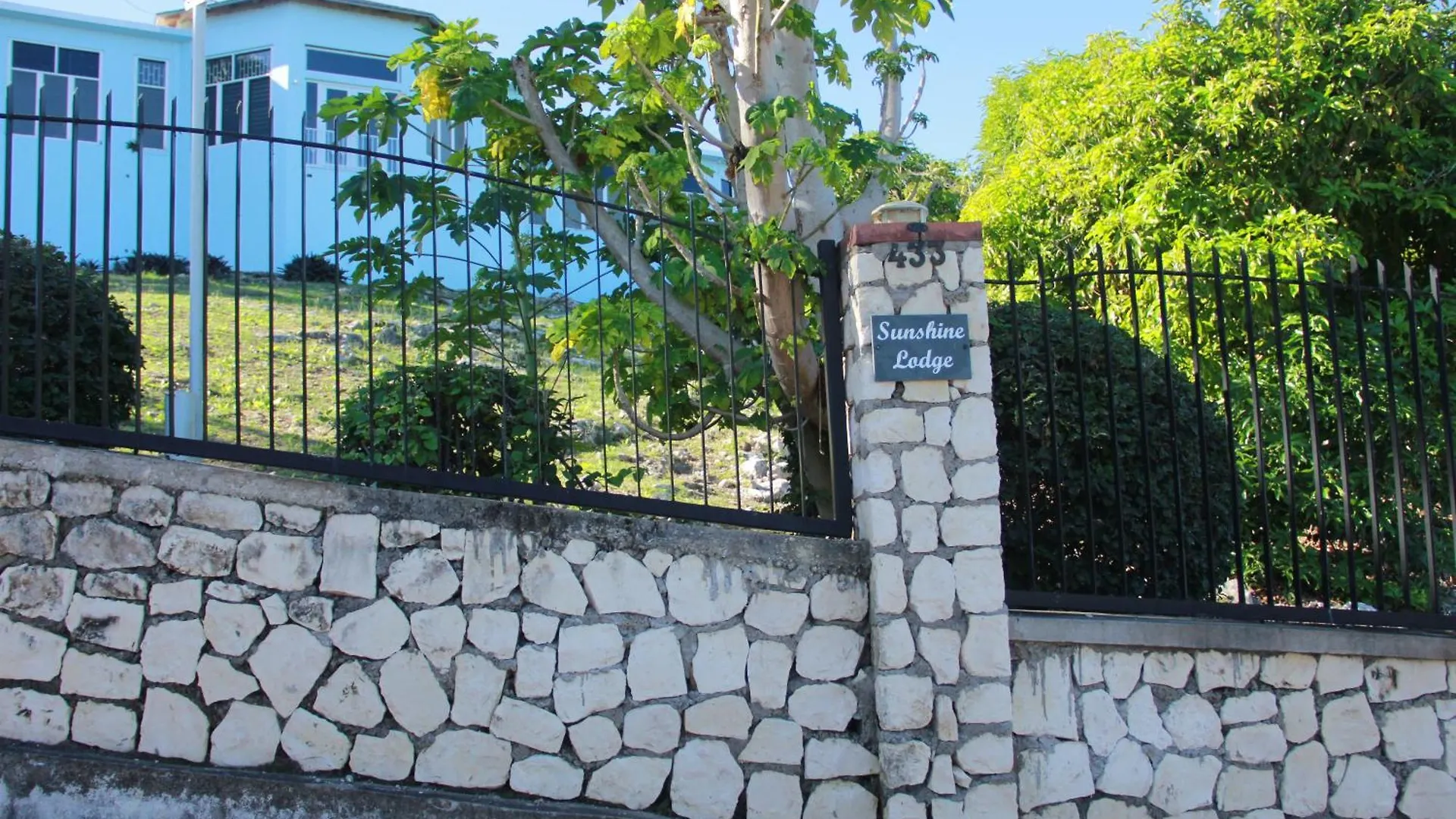Sunshine Lodge: Your Home Away From Home Montego Bay